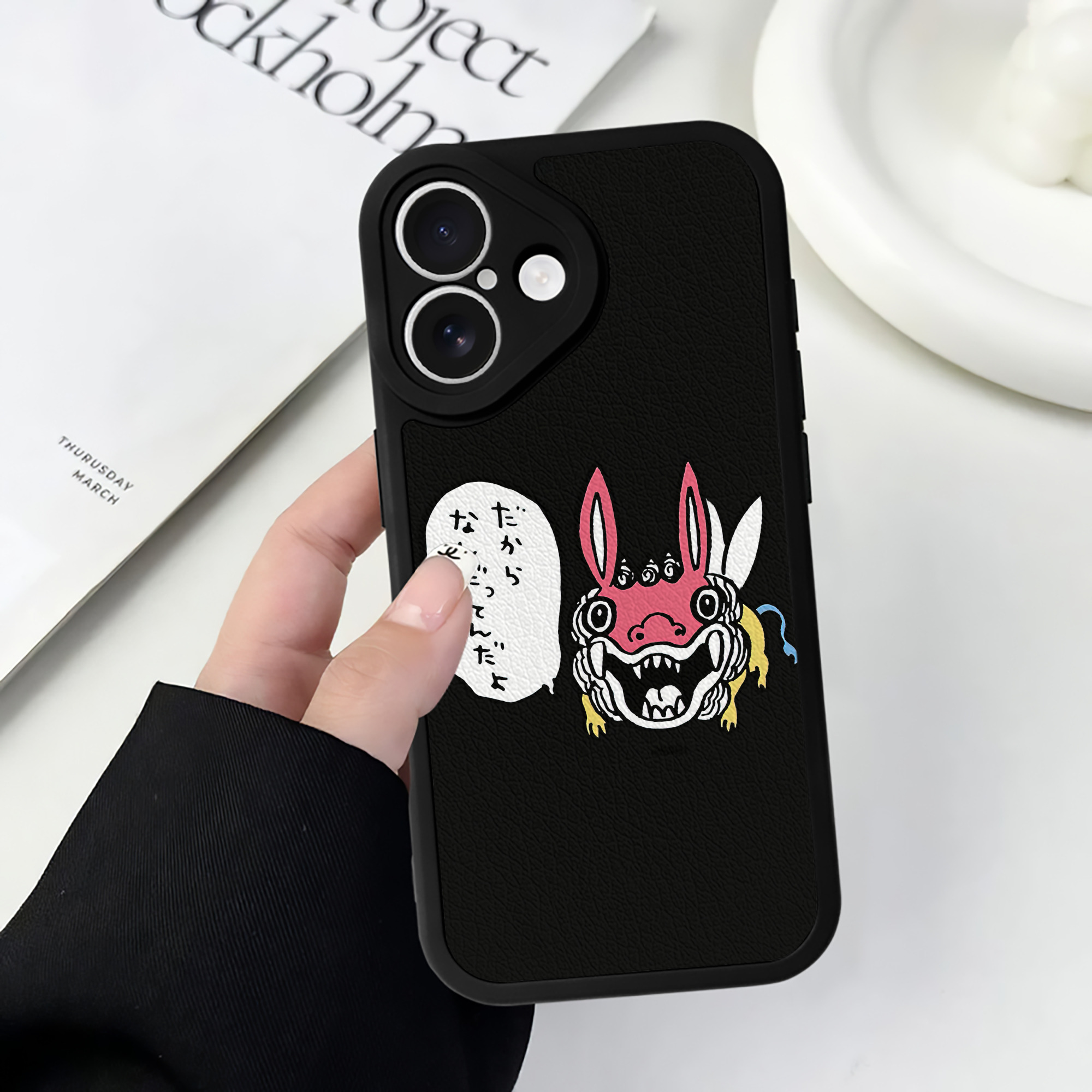 （画像用） ちいかわ でかつよ Chii-kawa Dekatsuyo 【iPhone 16シリーズ対応】シリコンスマホケース（レザー調） 材質：シリコン